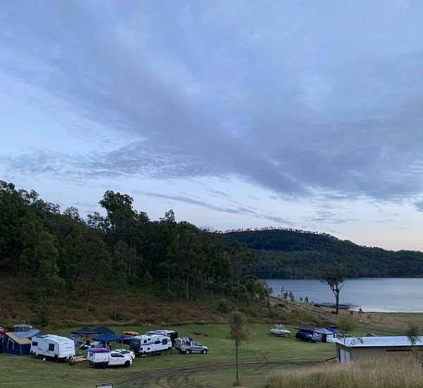 lake maroon dog camping south east queensland